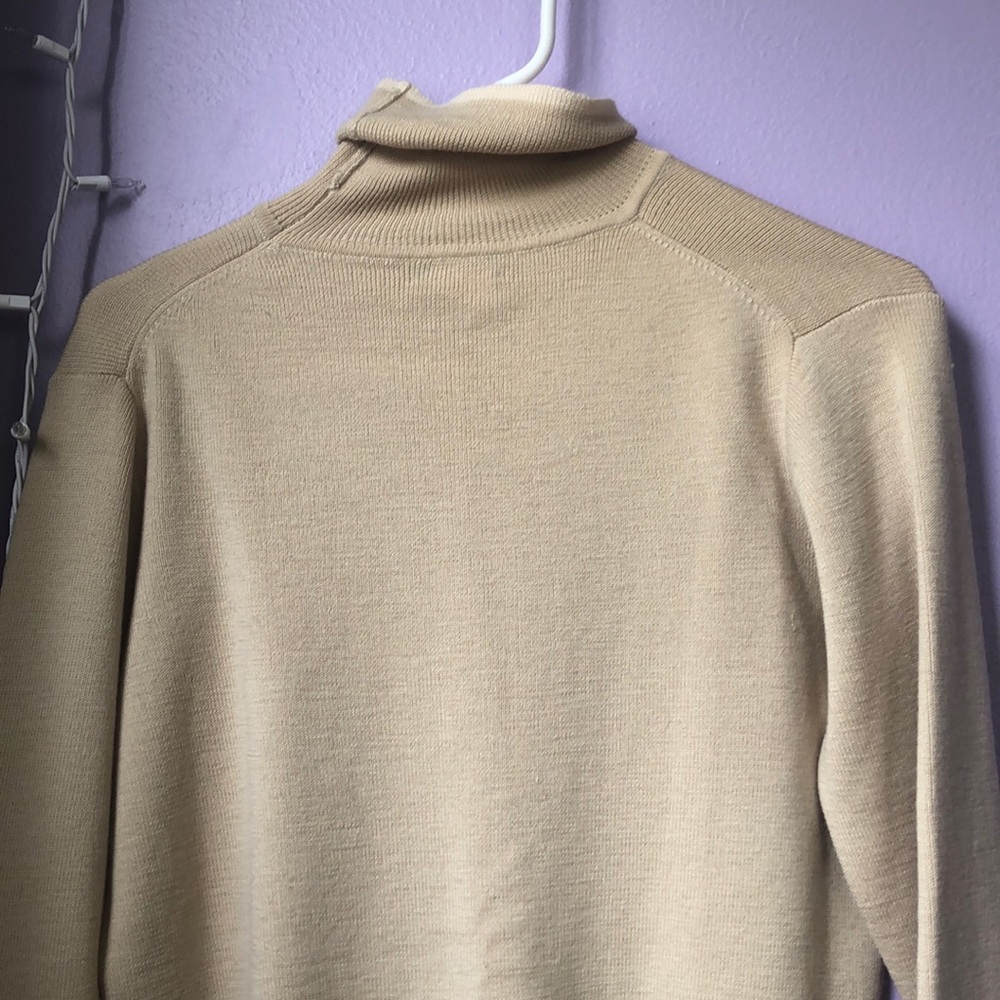 Crème colored turtleneck